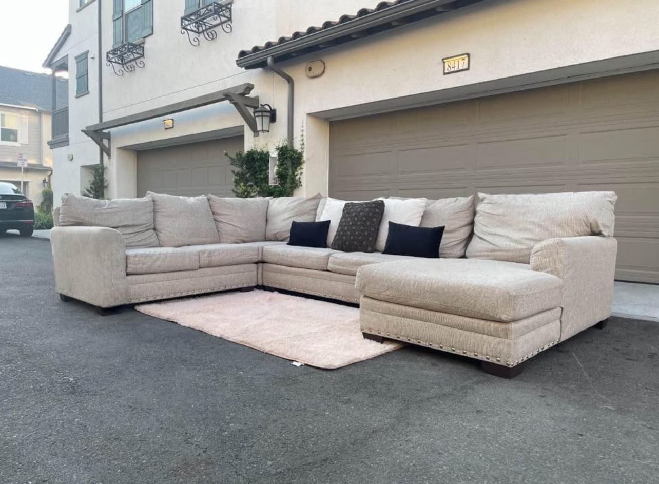Stunning Beige Sectional Couch In Excellent Condition - Free Delivery ๐