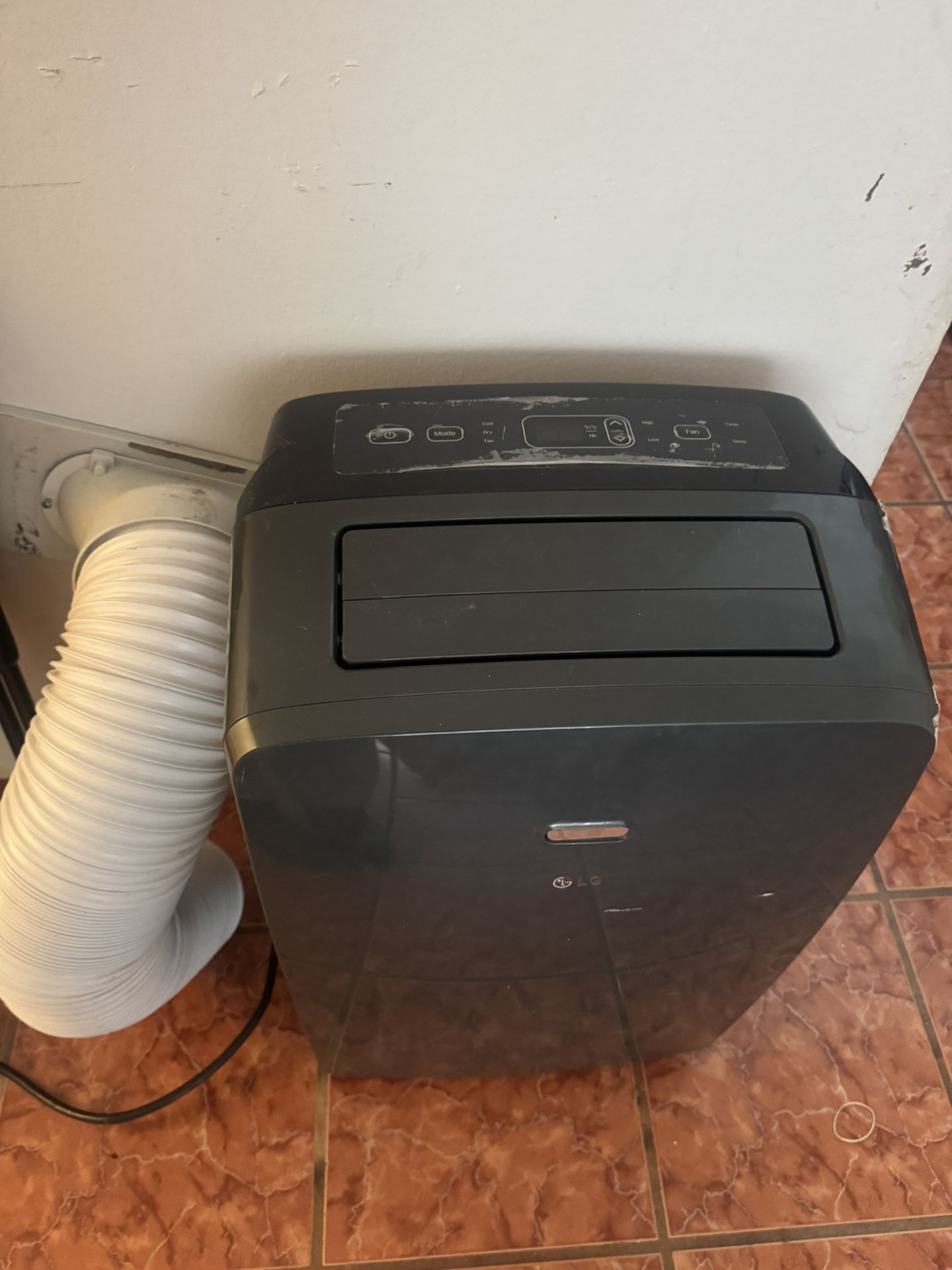 Air Conditioner With Detachable Hose