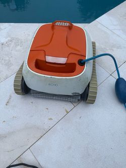 Pool robot vacuum