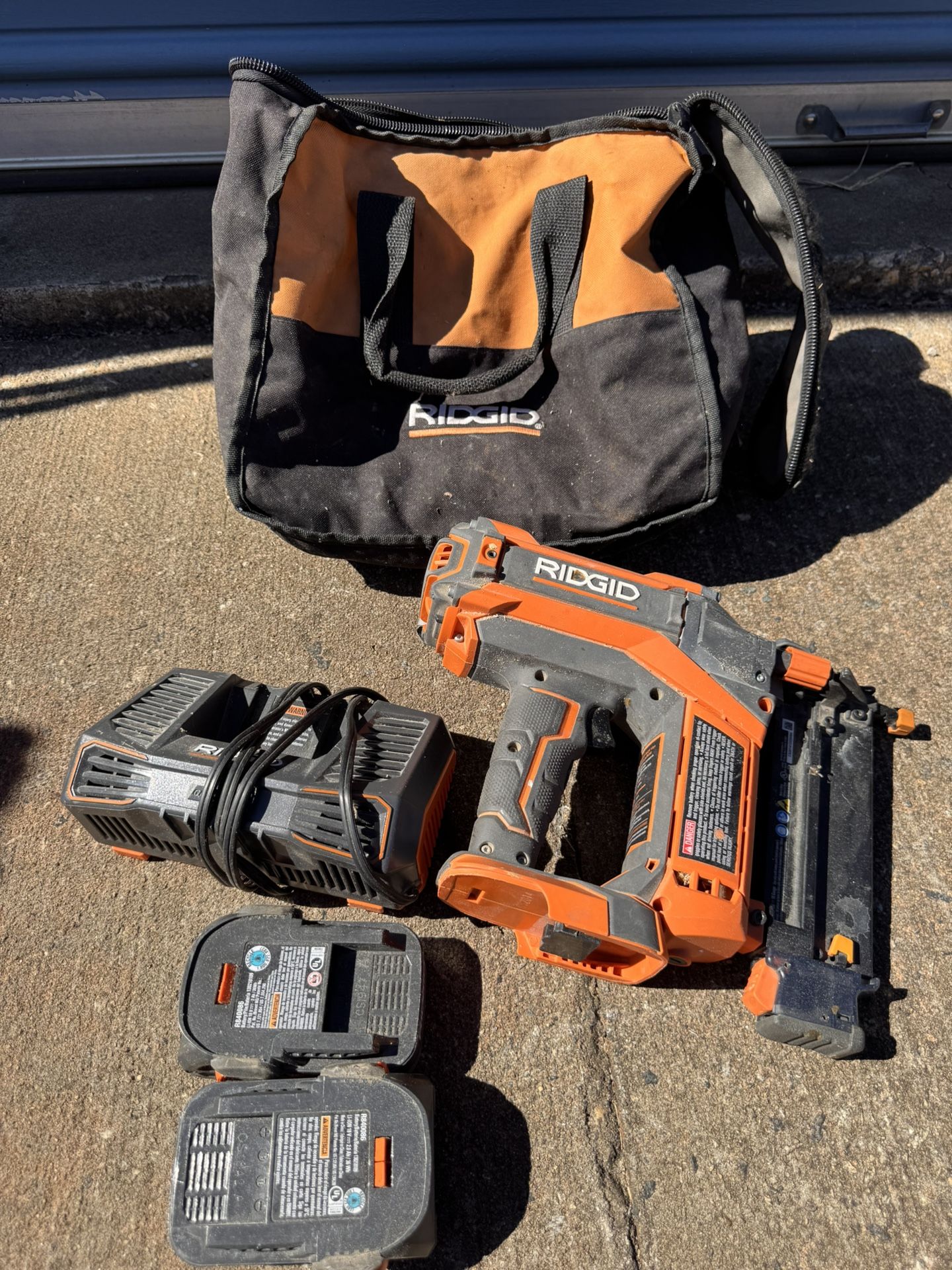 Ridgid 18V Brad Nailer Kit (2 Batteries, Charger, and Bag)