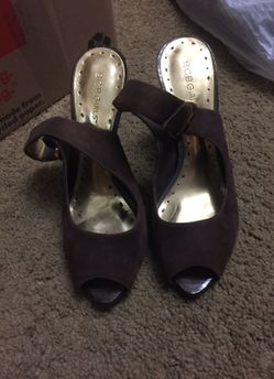 BCBG Size 9 BROWN SUEDE