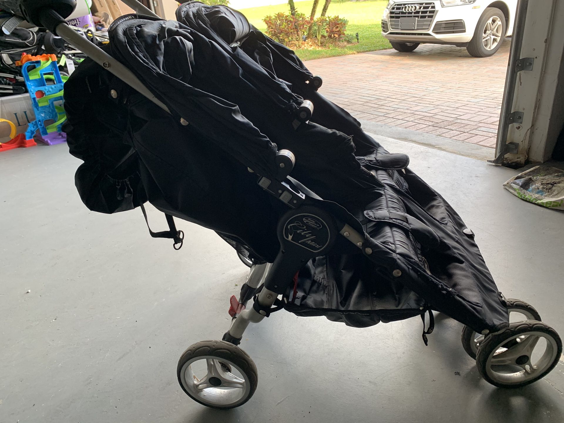 City Mini Double Stroller. Must pick up this week! $75 obo