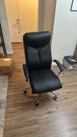 Black desk chair