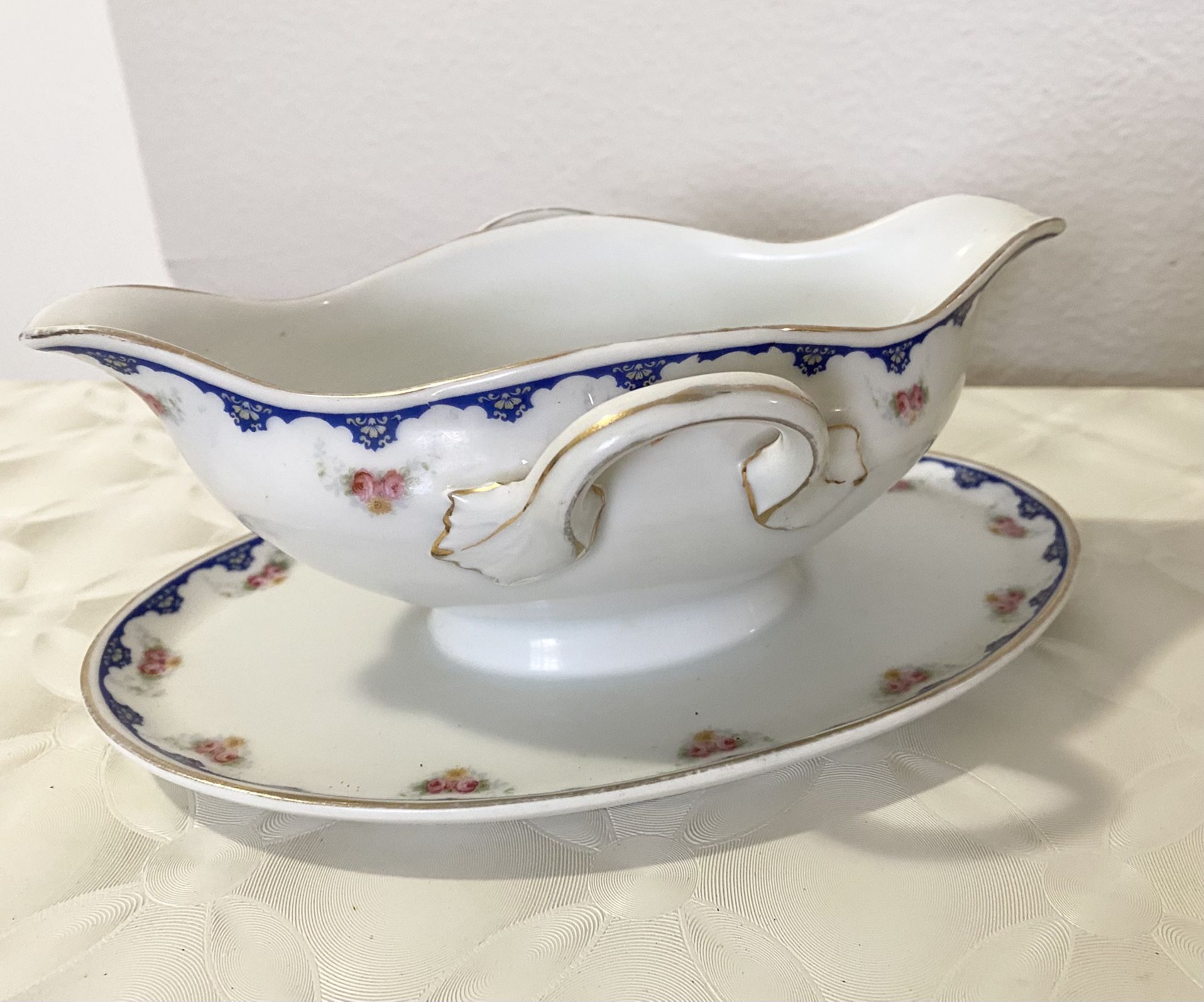 🌺 Beautiful vintage gravy boat and tray