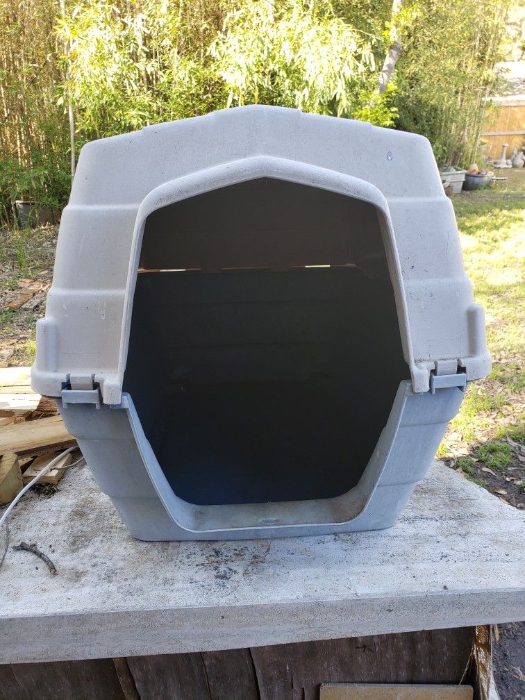 Dog/Cat House With Two 8 Oz Bowls (PICKUP ONLY)