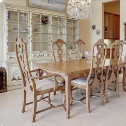 Beautiful All Wood Dining Room Table & 6 Chairs 