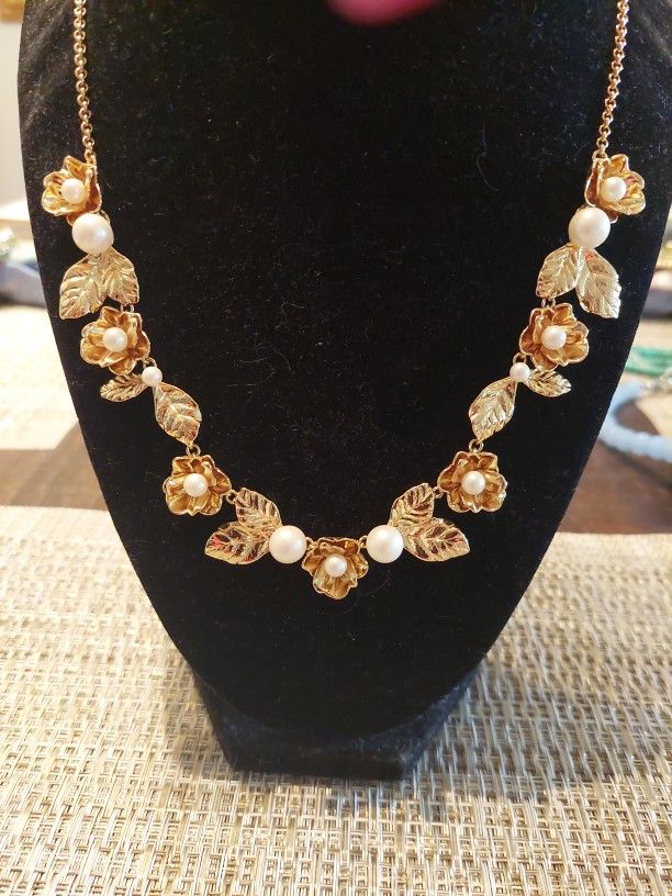 KATE SPADE PEARL WITH GOLD FLOWER NECKLACE