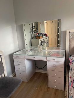 vanity desk and chair