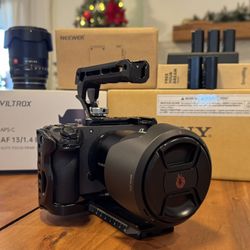 Sony FX30 Camera Bundle, Sony 18–105, Viltrox 13mm, 5 Batteries