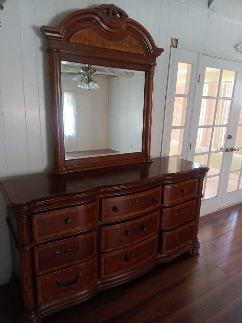 9 Drawers Dresser With Mirror