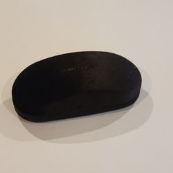 Tom Ford Black Velour Sunglasses Case Hard Clamshell. Pre-owned, very 
good shape, would fit large size glasses.