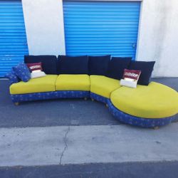 Beautiful sectional couch 🛋 very clean 🛋