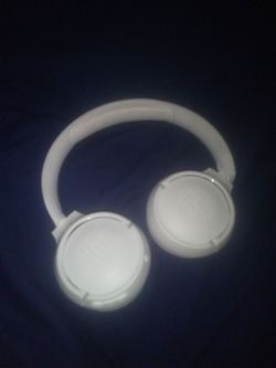 JBL noise cancelling headphones