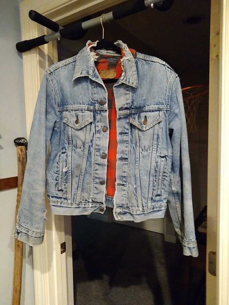 VINTAGE. LEVIS. TYPE. III.   COLLAR. WARE. BUT BAD ASS JACKET. S IZE. LG.   