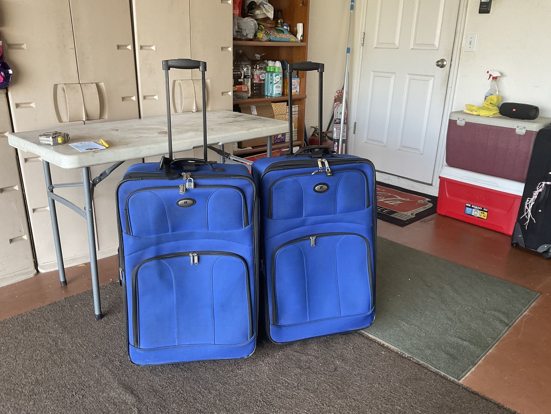 2 used LEISURE brand expandable luggage
