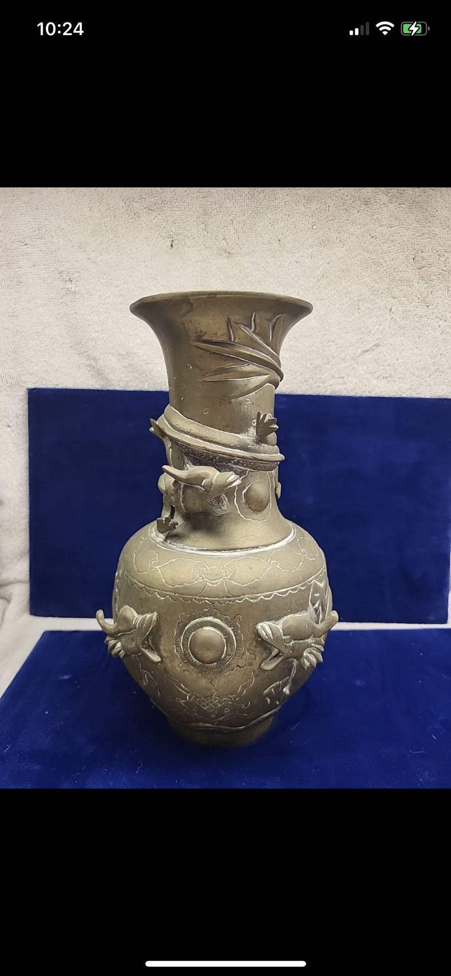 ANTIQUE CHINESE DRAGONS CHASING PEARL BRASS VASE 9.25