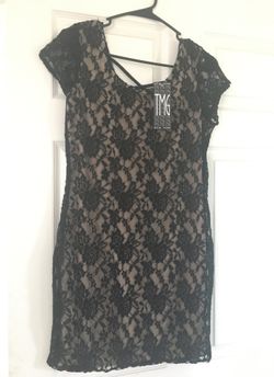 Vestido de encaje negro con forro color beige. Talla L