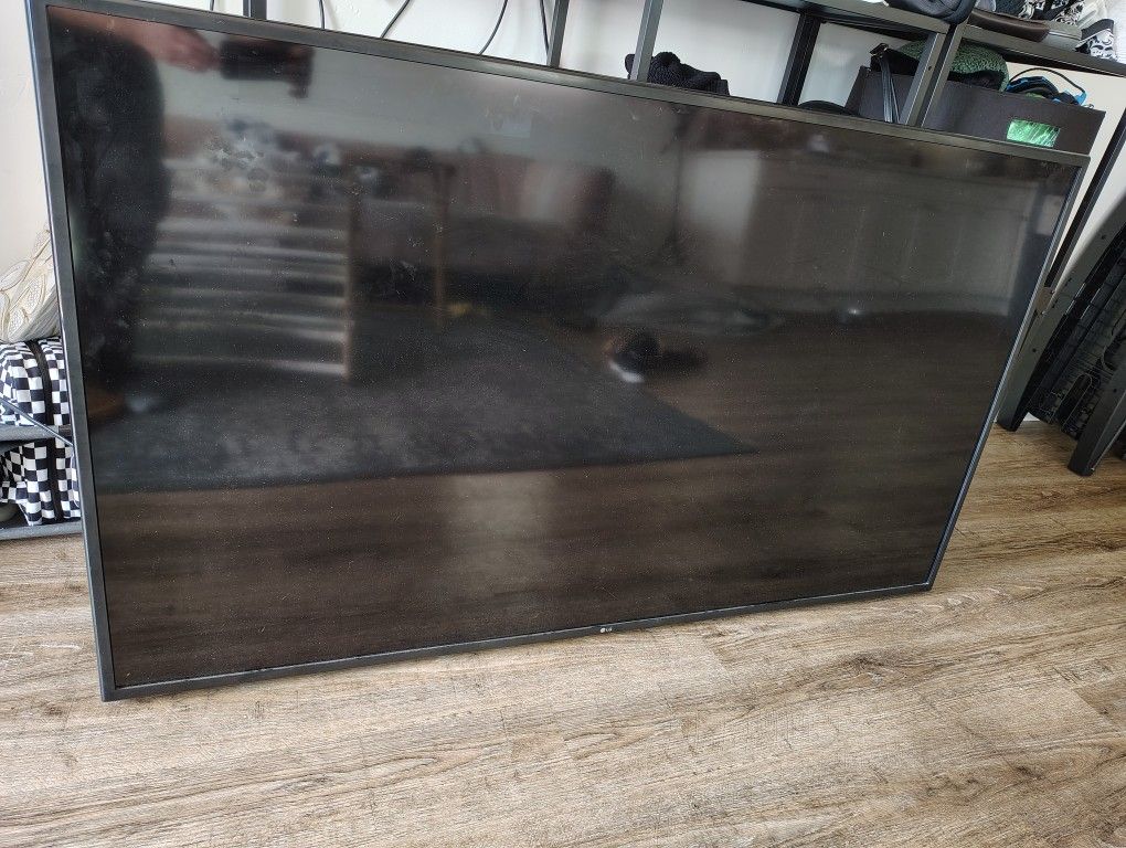 Used LG 60 Inch Class 4K HDR Smart LED TV Includes Wall Mounts
