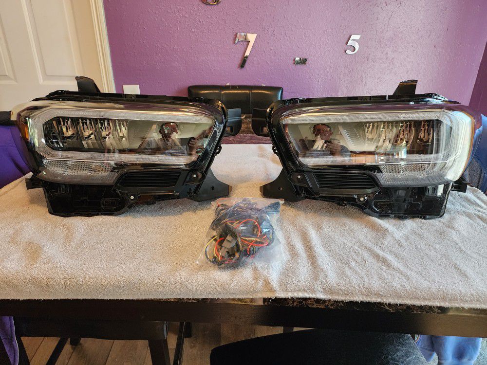 2023 Toyota Tacoma LED Sequential headlights like new
