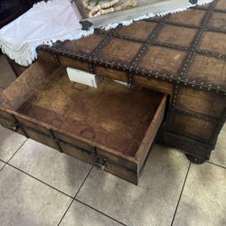 Living Room Coffee Table/trundle 45”x45”