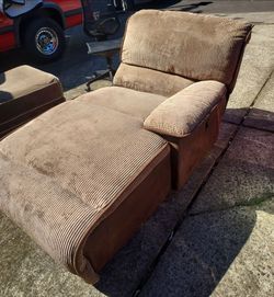 Free chaise lounge chair back headrest doesn't work