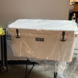 BRAND NEW YETI TUNDRA COOLER 
