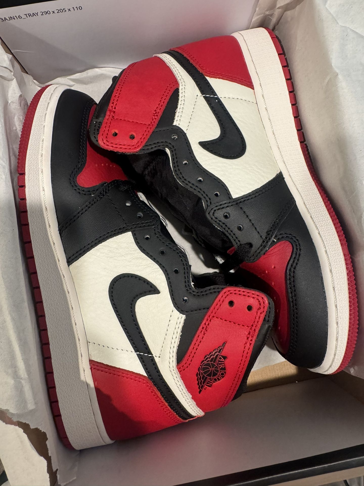 2018 Jordan 1 Retro High Bred Toe Size 6y Brand New!!