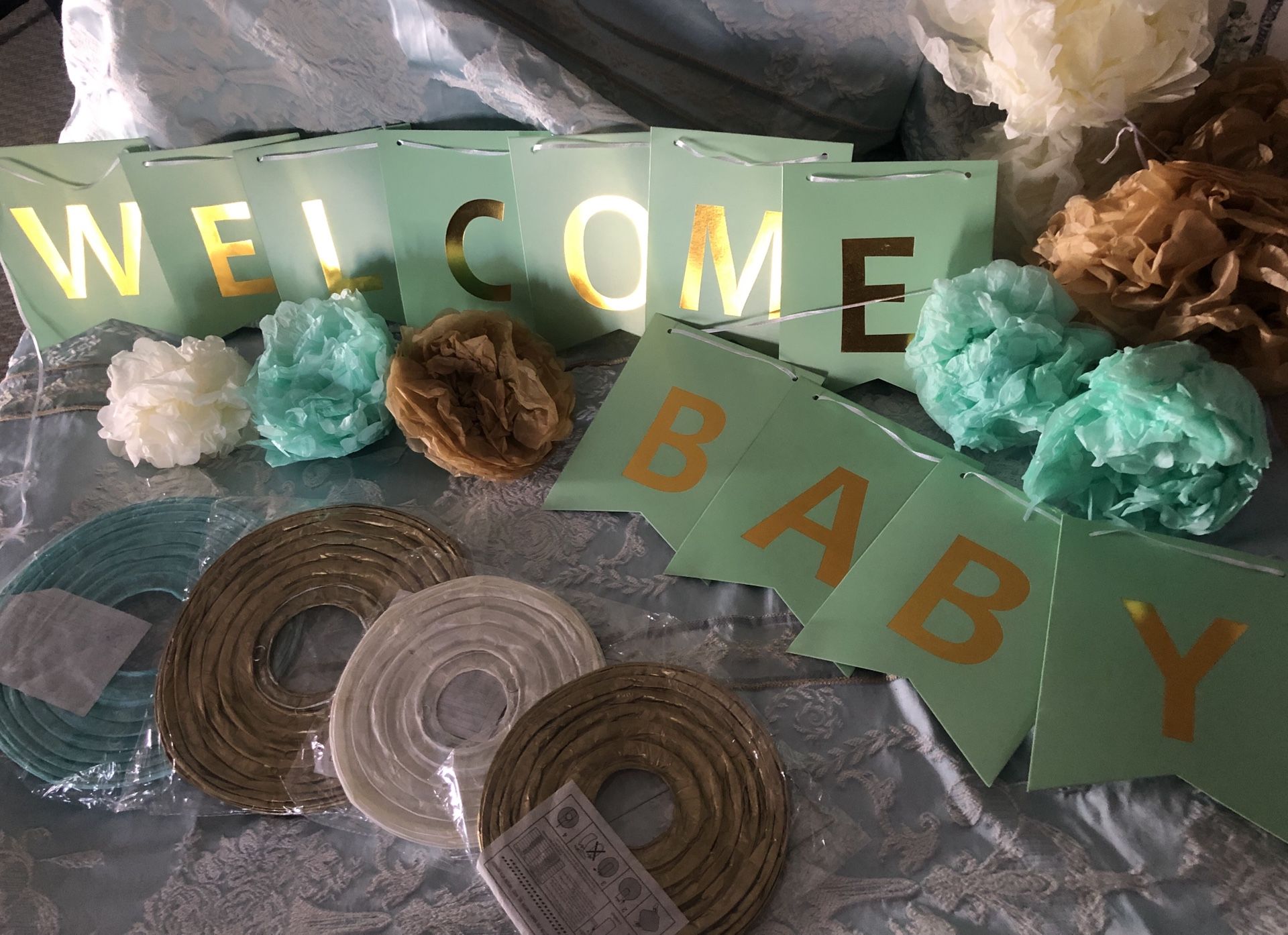 Welcome baby banner, "Oh Baby" Mylar ballons & 4 lanterns