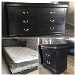 New King Bedroom Set! Mattress And Boxsprings Included!