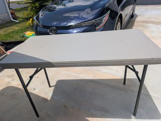 Folding table