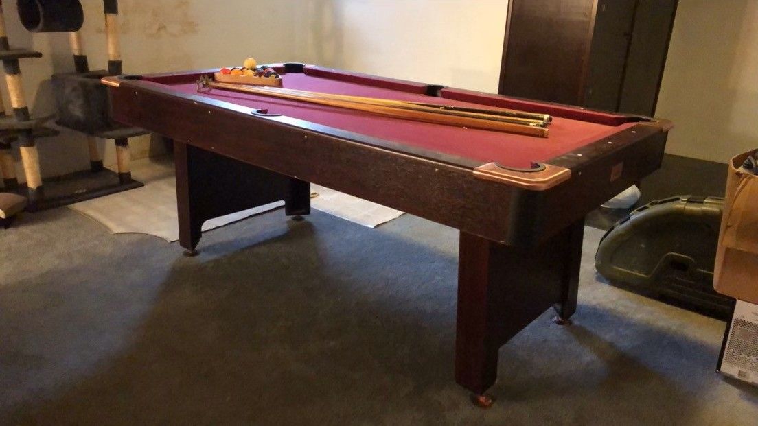 Pool table 