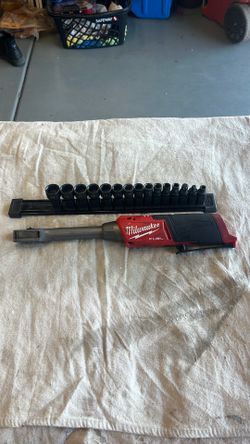Milwaukee m12 extended reach box ratchet and metric sockets