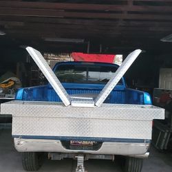 DIAMOND PLATE ALUMINUM TRUCK TOOL BOX EXELENTS CONDITIONS WITH KEYS 🔑60INC LONG 21W 15H 