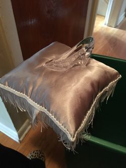 Pillow wth clear heel