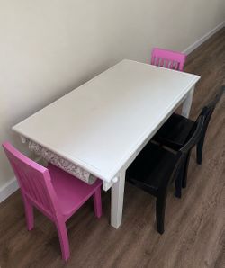 Kids Table with Paper Roll & 4 Chairs