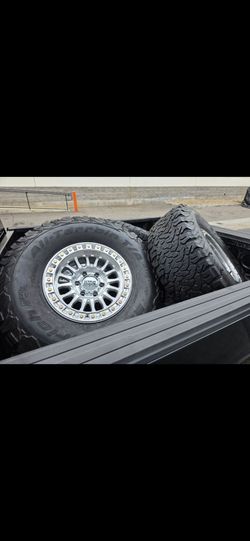17" KMC w/ BfGoodrich 35" or 37"