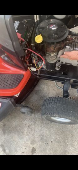 Se arreglan máquinas para cortar pasto