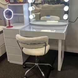 Hollywood Premiere Plus Vanity Sets Mirrors and Vanity Desks 
