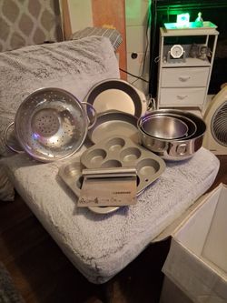 Mixed Kitchen Bakeware and Cookware Lot