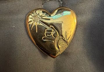Tinker Bell Arm & Wand Gold Heart Pin
