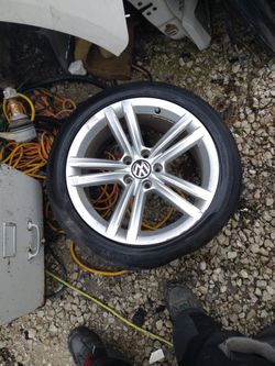 20012 Volkswagen Passat Wheel 18" . Used B Condition. Straight 
