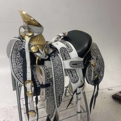 Montura charra súper bordada con Herrage y fuste plateado completo