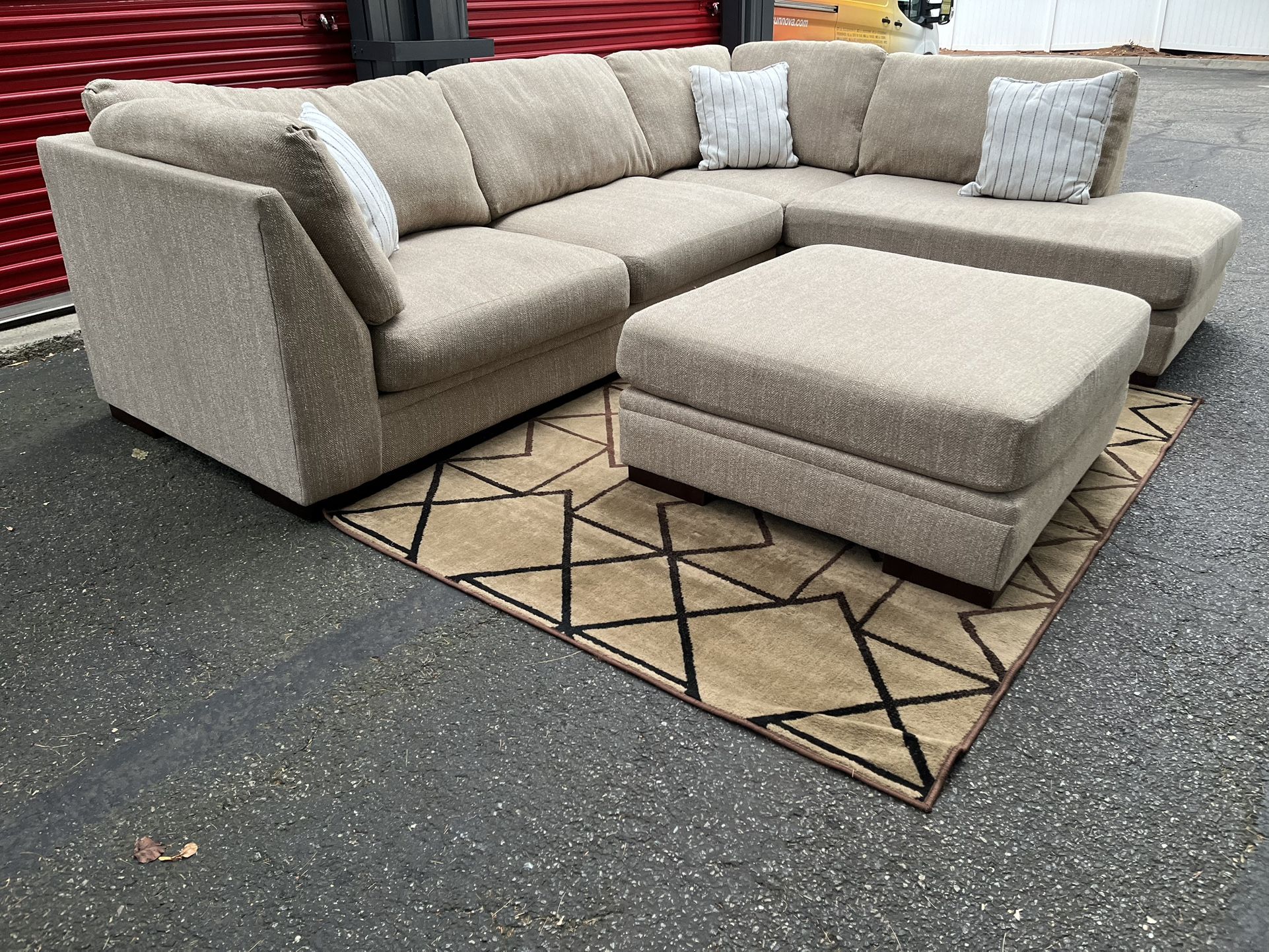 Sectional Couch with Ottoman!! Delivery Available 🚚!! Dimensions: 129” x 99” Length x 34” Height x 42” Depth - Ottoman Dimensions: 40” x 40” x 18” He