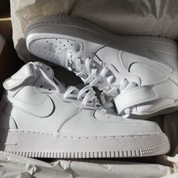 WHITE 
Nike Air Force 1 Mid