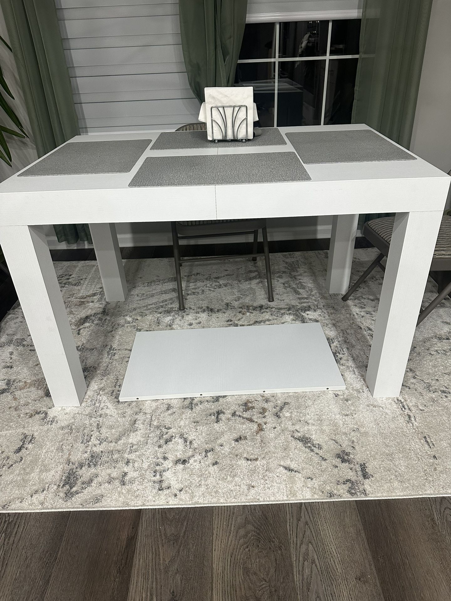 Brand New White Extendable Table 47.2(78,7)*31.5