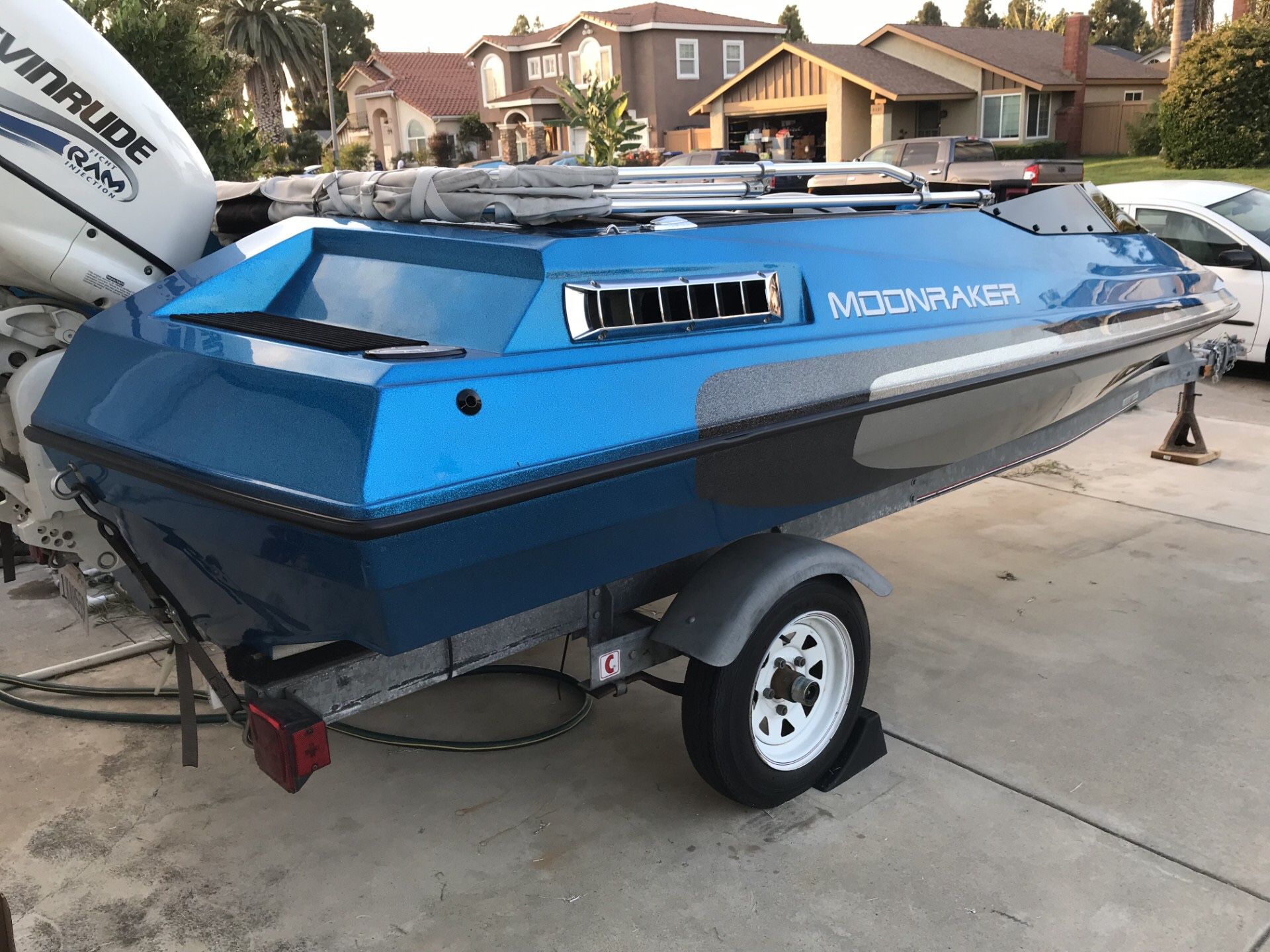 BOND BOAT BEAUTY