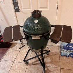 Big Green Egg Grill 