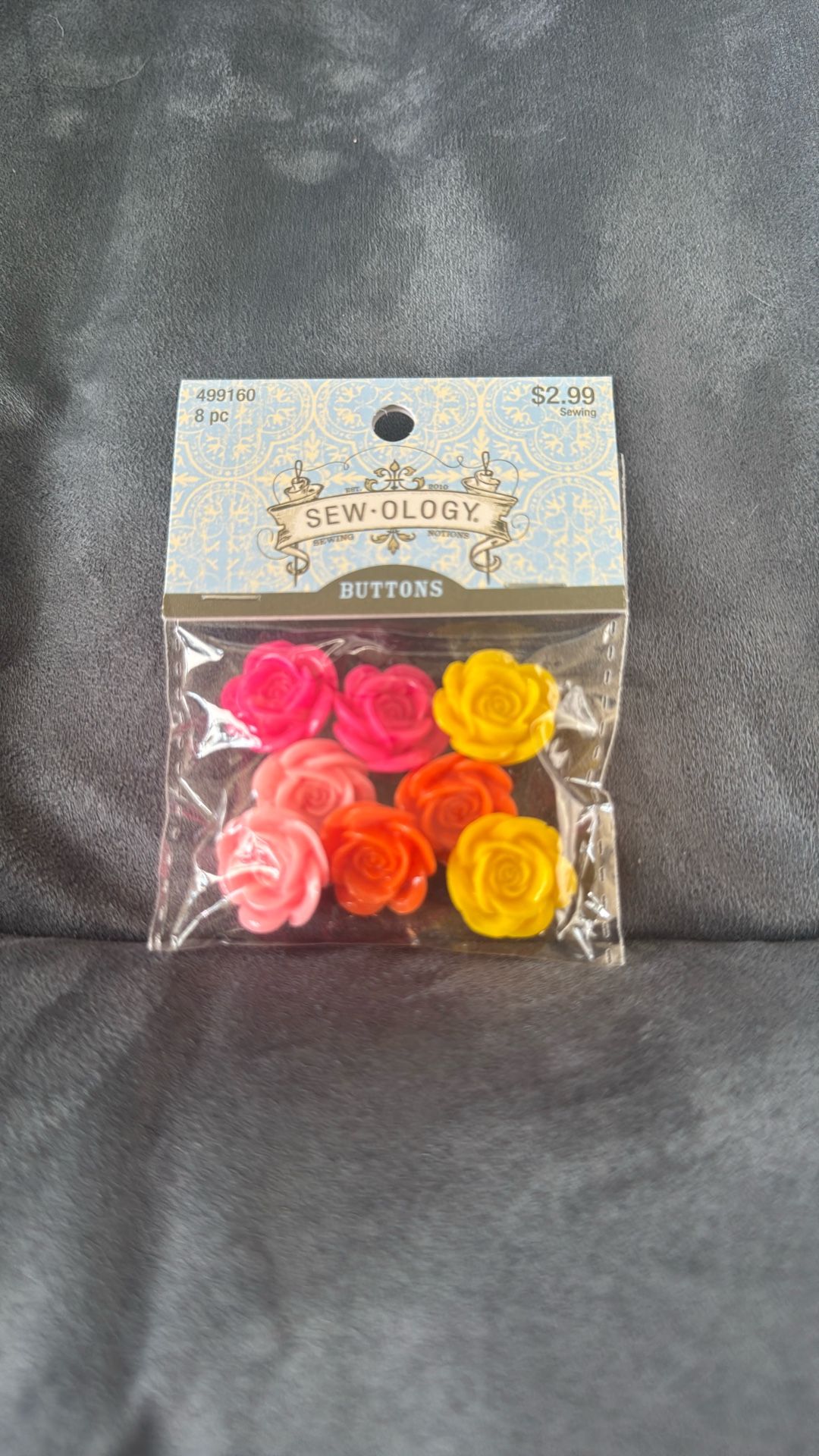 New Sew•ology 8 Piece Flower Buttons