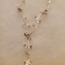 New Beautiful Silver Plated Necklace Comes With Box 📦 