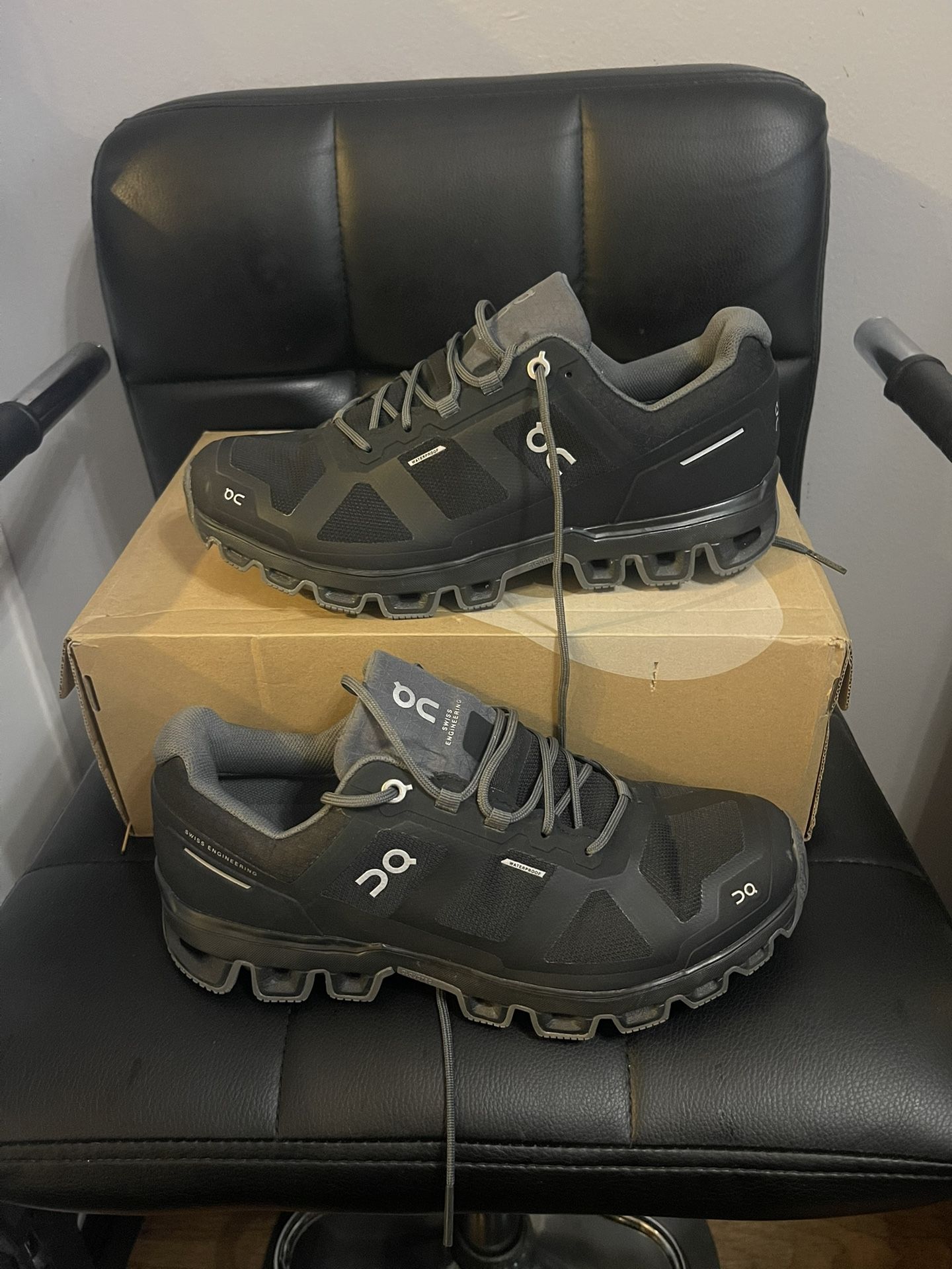 Oncloud Water Proof Size 9 Women’s/7.5 Men’s $95